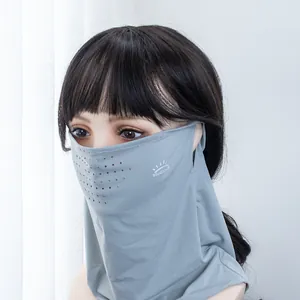 Détail du masque solaire en soie glacée grise avec aérations laser et protège-cou