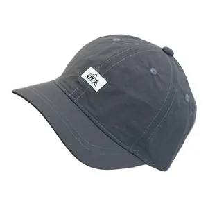 Casquette de baseball séchage rapide gris anthracite avec logo montagne et bord court