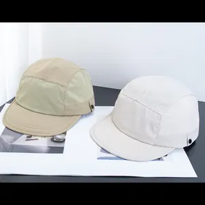 Detail von leichten 5-Panel-Outdoor-Caps in Khaki und Elfenbein mit atmungsaktivem Mesh