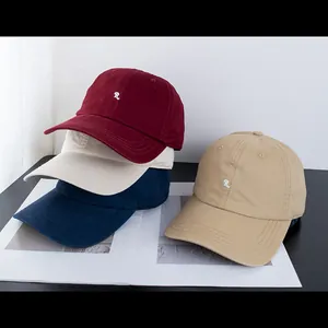 Minimalistische Baumwoll-Baseballkappe mit R-Stickerei in Weinrot und Khaki-Farben