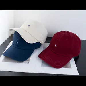 Drei minimalistische Baumwoll-Baseballkappen mit R-Stickerei in Creme, Navy und Weinrot