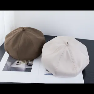 Béret octogonal classique de couleur unie en café et beige pour un look vintage