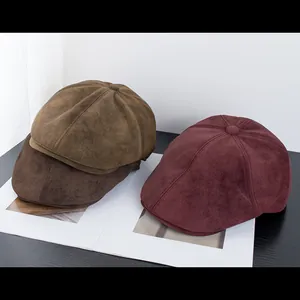 Berretti newsboy in pelle scamosciata color cammello, testa di moro e bordeaux