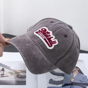 Detalle de gorra de béisbol lavada vintage con parche bordado en tela de algodón premium