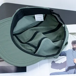 Detailansicht der Innenstruktur und des Waschetiketts der grünen 5-Panel-Baseballkappe