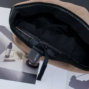 Détail de l'intérieur du béret kaki avec doublure noire et sangle de réglage velcro