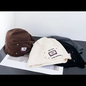 Berretti in maglia retrò in quattro colori con toppa vintage su sfondo di rivista