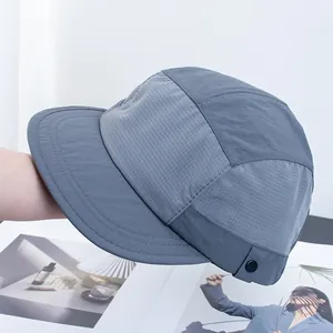 Nahaufnahme einer grauen 5-Panel-Camp-Cap mit seitlichen Druckknöpfen und leichtem Material