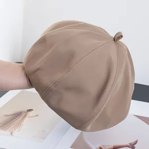 Détail de la casquette octogonale kaki montrant le tissu en sergé et le dessus à panneaux