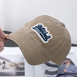 Detalle macro de una gorra de béisbol de algodón lavado caqui con parche vintage bordado