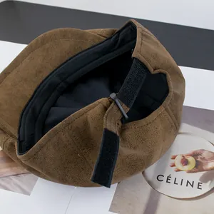 Cappello newsboy marrone in finta pelle scamosciata con cinturino in velcro regolabile