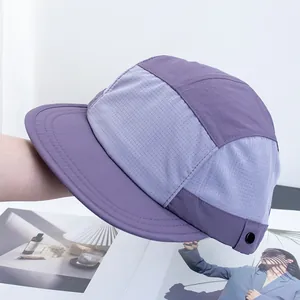 Detail des lila atmungsaktiven Netzgewebes und der 5-Panel-Konstruktion der Schnelltrocknung Kappe