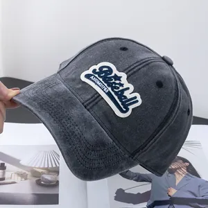 Detalle de gorra de béisbol gris vintage con logotipo bordado y textura de denim lavado