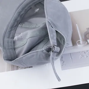 Casquette vintage gris foncé en coton avec boucle métallique réglable et détails usés