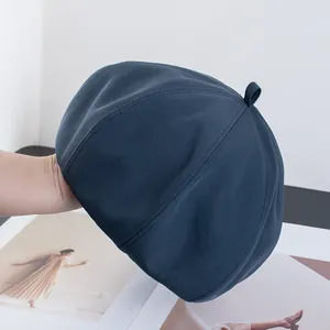 Texture détaillée du béret bleu marine fabriqué dans un tissu épais au style rétro
