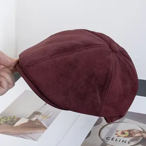 Dettaglio del tessuto scamosciato bordeaux su un basco vintage in stile britannico