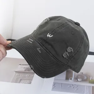 Vue détaillée du tissu en coton gris vieilli et de la broderie 'w' blanche sur la casquette
