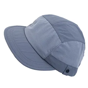 Leichte graue 5-Panel-Campingmütze mit atmungsaktiver Textur und flachem Schirm-Design
