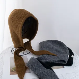 Pasamontañas de punto con cordones largos en negro, gris y marrón acanalado