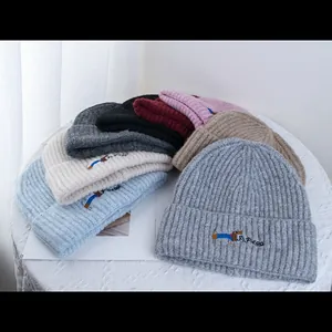 Bonnets en maille variés avec broderie teckel mignonne et revers pour un look d'hiver