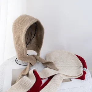 Pasamontañas de punto con cordones largos en colores caqui, blanco roto y rojo vino