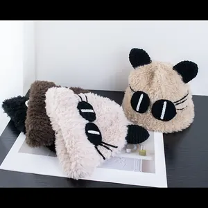 Cappello di peluche con orecchie di gatto e occhi di cartone per calore e comfort invernale