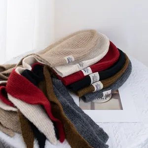 Pasamontañas de punto de invierno con lazos en varios colores como rojo, beige y gris