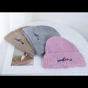 Bonnets tricotés avec broderie de teckel mignon en coloris kaki, gris et rose