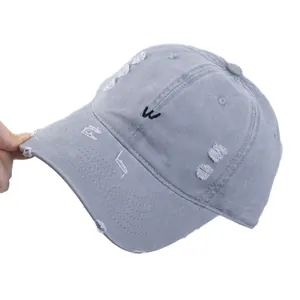 Casquette de baseball grise vintage en coton délavé avec détails usés et broderie W