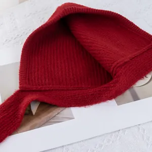Primer plano del pasamontañas de punto rojo que muestra detalles de lana gruesa y costura