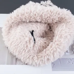 Cappello invernale beige a gatto in peluche con maglia spessa e finta pelliccia