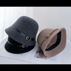 Cappello a secchiello in lana con fibbia in pelle nei toni nero, grigio e cammello
