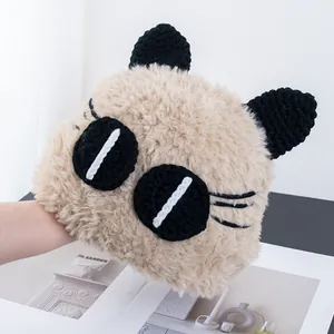 Dettaglio del cappello a gatto in peluche beige con occhi e orecchie fatti a mano