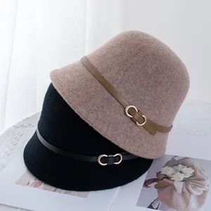 Eleganti cappelli cloche in lana con cintura in pelle e fibbia dorata, nero e avena