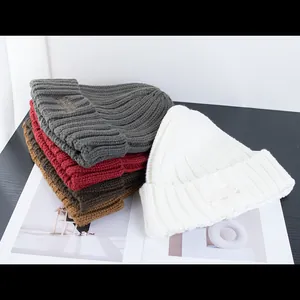 Berretti invernali in maglia a coste in vari colori con ricamo e tesa con risvolto