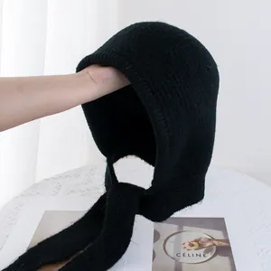 Detalle de pasamontañas de punto negro con textura suave de cachemira y correas largas