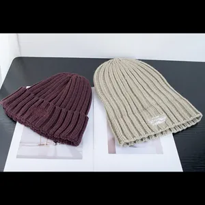 Berretti in maglia a costine spessi bordeaux e beige con eleganti toppe con lettere