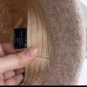Cappello cloche in lana beige con dettaglio fodera interna e fascia antisudore elastica