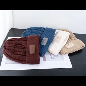 Gebreide winter beanies met kabelpatroon en CITY-patch in vier verschillende kleuren
