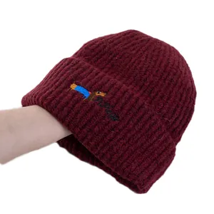 Bonnet en maille bordeaux avec broderie de teckel colorée et design à revers classique