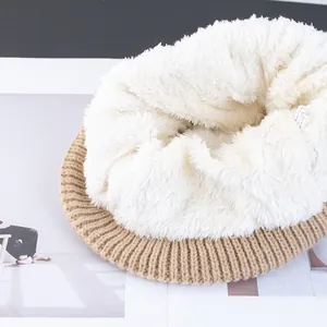 Khaki winter gebreide muts met dikke witte fleecevoering en zachte geribde textuur