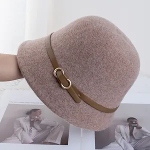 Dettaglio cappello cloche in lana rosa antico con cinturino in pelle e fibbia d'oro