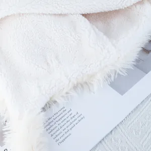 Gros plan sur la fausse fourrure blanche épaisse montrant la texture douce de la peluche