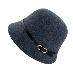 Cappello cloche in feltro di lana grigio scuro con cintura in pelle nera e fibbia dorata