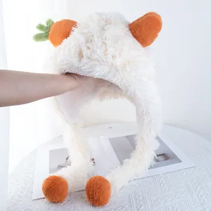 Détails d'un bonnet en peluche blanc avec carottes et doublure douce en fausse fourrure
