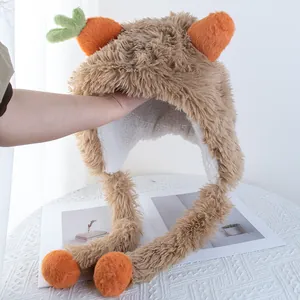 Détail du chapeau trappeur en peluche marron avec carotte et doublure polaire douce