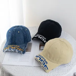 Détail de casquettes vintage avec bords effilochés et broderie MADTIME élégante
