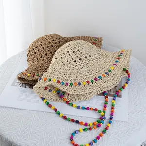 Bohemian gehaakte strohoeden in beige en koffie met kleurrijke houten kralen