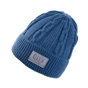 Donkerblauwe grof gebreide muts voor de winter met omslag en CITY-logopatch