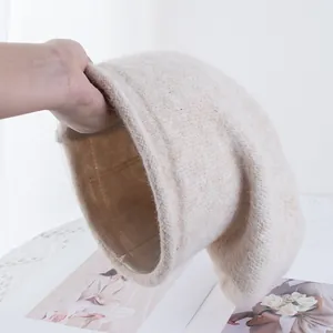 Dettaglio del berretto in maglia beige con calda fodera in pile per isolamento invernale